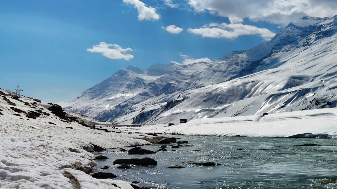 Sissu Panchayat Temporarily Shuts Valley to Tourists Amid Harsh Winter Conditions